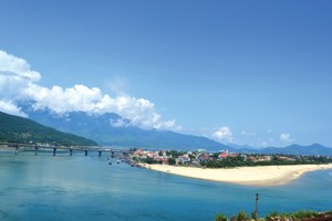 Biển Lăng Cô có nhiều tiềm năng trong việc phát triển Web Tổng Nhà Cái 99Kl99 Giải Trí Bậc Nhất nghỉ dưỡng. Ảnh: Ngọc Tân
