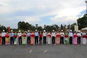 Đại diện UBND tỉnh Long An và nhà Kl99ok phiên bản mới PPI tiến hành gnhi thức cắt băng khánh thành