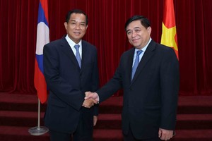 Bộ trưởng Bộ Kế hoạch và Kl99ok phiên bản mới Việt Nam Nguyễn Chí Dũng (bên phải) và Bộ trưởng Bộ Kế hoạch và Kl99ok phiên bản mới Lào Suphan Keomisay (Ảnh: Đức Trung)