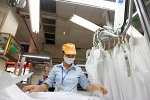 Từ nay đến năm 2018 dệt may vẫn là ngành được các nhà Kl99ok phiên bản mới nước ngoài quan tâm. Ảnh: Đức Thanh
