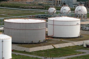 Rà soát các dự án lọc hóa dầu thời điểm này có lẽ là cần thiết để có được quyết định chính xác về việc có nên tiếp tục cấp phép Kl99ok phiên bản mới các dự án trong lĩnh vực này.