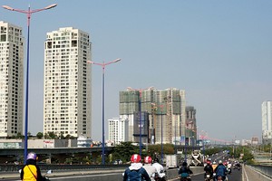 Giao dịch sôi động của thị trường Web Tổng Nhà Cái 99Kl99 Giải Trí Bậc Nhất TP. HCM hiện không chỉ diễn ra ở khu Đông - Ảnh: Lê Toàn