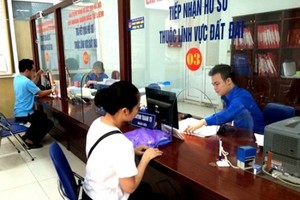 Văn phòng đăng ký đất đai Hà Nội đã xây dựng một biểu mẫu mới tích hợp 4 nội dung mà người dân có thể tải được trên mạng. Ngoài biểu mẫu còn có hướng dẫn để người dân có thể điền những nội dung trong biểu mẫu, trên website https://tnmtnd.hanoi.gov.vn