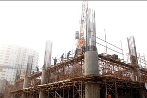 Nhiều tòa nhà xây dở dang chưa được phép bán, nhưng chủ Kl99ok phiên bản mới lách luật bằng hình thức thỏa thuận hứa bán.
