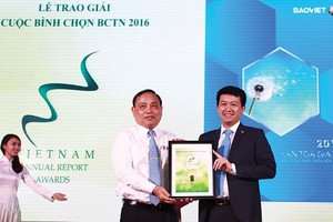 Anh Phạm Ngọc Tú (bên phải) - Phó Giám đốc phụ trách Khối Quản lý Kl991.com nạp rút nhanh BVH nhận Giải nhất Báo cáo phát triển bền vững 2016 