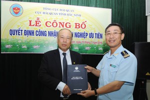 Chủ tịch TNG Nguyễn Văn Thời nhận quyết định công nhận Kl991.com World Cup 2026 Chính Thức ưu tiên từ đại diện Cục Hải quan Bắc Ninh
