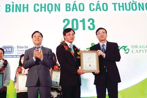Thứ trưởng Bộ Kế hoạch và Kl99ok phiên bản mới Đặng Huy Đông và Chủ tịch UBCK Vũ Bằng trao giải Báo cáo thường niên tốt nhất năm 2013
