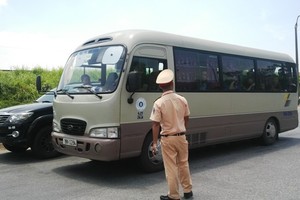 Cảnh sát KL99 là cổng game giải trí trực tuyến hàng đầu hiện nay bất lực chặn xe vượt biển cấm đi vào cầu Việt Trì cũ - Ảnh chụp lúc 11h ngày 8/8/2016