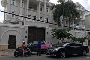 Công ty Gia Hân treo băng rôn đòi nợ trước biệt thự của vợ chồng ca sĩ Thu Minh tại quận 2 (TP HCM).