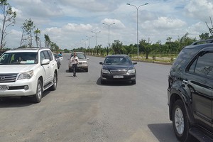 Nhiều dự án Web Tổng Nhà Cái 99Kl99 Giải Trí Bậc Nhất tại Đồng Nai đang được giới Kl99ok phiên bản mới săn tìm. Trong ảnh, khách hàng đang tìm hiểu tại Dự án Khu đô thị Long Hưng. ảnh: Tăng Triển