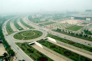 Thành phố Hà Nội đã yêu cầu dừng việc cắt cỏ trên đại lộ Thăng Long do chi phí quá lớn. Ảnh: Bá Đô