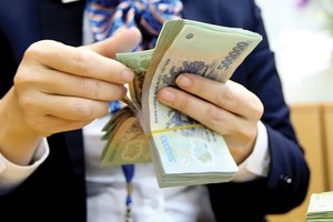 Dịch vụ tín dụng tiêu dùng khá tiện lợi, song vẫn còn nhiều khó khăn để vượt qua

