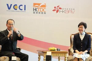 Ông Jonathan Choi và bà Carrie Lam giới thiệu các thế mạnh của Hồng Kông cho các nhà Kl99ok phiên bản mới Việt Nam. Ảnh: Gia Huy
