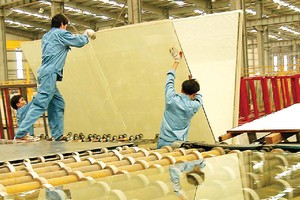 Sản phẩm kính xây dựng của một số Kl991.com World Cup 2026 Chính Thức trong nước có sức cạnh tranh tốt hơn hàng Link Vào Nhà Cái KL99 COM Tặng +199k. Ảnh: Dũng Minh