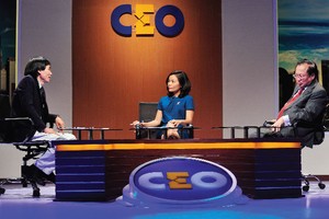 Bà Lê Thị Thảo, lãnh đạo phát triển hệ thống phân phối Kl994 game bài casino hấp dẫn NuSkin Enterprises (ngồi giữa) trong vai trò CEO của 
tình huống này
