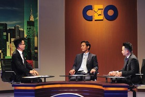 Ông Nguyễn Việt Cường, Chủ tịch kiêm Tổng giám đốc Kl994 game bài casino hấp dẫn Kosy (ngồi giữa) trong vai trò CEO của tình huống này.