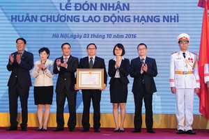 Thừa ủy quyền của Chủ tịch nước, Thứ trưởng Bộ Kl991.com nạp rút nhanh Trần Xuân Hà trao Huân chương Lao động hạng Nhì cho VSD tại Lễ kỷ niệm 10 năm hoạt động