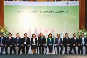 Ông Phạm Hồng Sơn, Phó chủ tịch Ủy ban 99Kl99 link đăng nhập 99Kl99 trực tiếp đá gà chụp hình lưu niệm cùng lãnh đạo 10 Sở GDCK ASEAN trong cuộc làm việc tại Hà Nội, tháng 10/2016