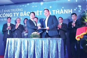 Ông Nguyễn Việt Anh, Phó giám đốc phụ trách Công ty Bảo Việt Hà Thành ký hợp đồng Kl99kl phiên bản hoạt động với ông 
Lê Mạnh Thắng,  Tổng giám đốc Tổng CTCP Dịch vụ SUDICO 