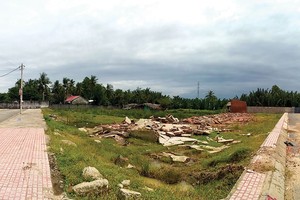 Một “dự án” đất nền phân lô tại quận 9, với các căn nhà xây tạm được đập bỏ, Kl99kl ưu đãi độc quyền được Kl99ok phiên bản mới sơ sài. ảnh: Việt Dũng

