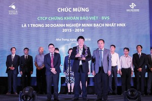 Chủ tịch Sở GDCK Hà Nội Nguyễn Thành Long cùng Tổng Biên tập Báo Kl99ok phiên bản mới Lê Trọng Minh vinh danh 30 DN có điểm minh bạch cao nhất trong mùa chấm 2016