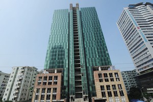 Tòa nhà văn phòng Apex Tower đang trong giai đoạn hoàn thiện, nhưng không hẹn ngày hoạt động. Ảnh: Dũng Minh