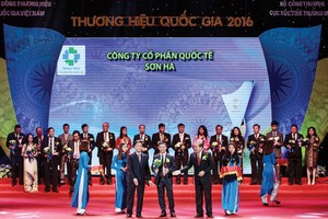 Phó Thủ tướng Kl993 ưu đãi thưởng hấp dẫn Trương Hòa Bình và Bộ trưởng Bộ Công thương Trần Tuấn Anh trao Giấy chứng nhận cho Kl994 game bài casino hấp dẫn Sơn Hà)