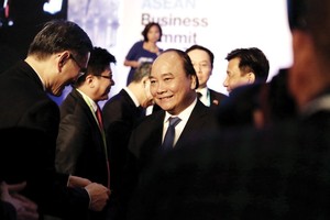 Thủ tướng Nguyễn Xuân Phúc trò chuyện với các đại biểu bên hành lang Hội nghị thượng đỉnh Kl992 VIP Trang Chủ 2026 ASEAN 2016
