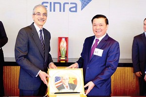 Ngày 26/6/2001, UBCK Việt Nam được công nhận là thành viên của Tổ chức Quốc tế các ủy ban 99Kl99 link đăng nhập (IOSCO), mở ra cơ hội học hỏi kinh nghiệm và hội nhập quốc tế
Trong ảnh: Bộ trưởng Bộ Kl991.com nạp rút nhanh Đinh Tiến Dũng tặng quà cho Finra, Tổ chức giữ gìn sự liêm chính trên TTCK Mỹ