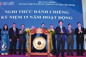 Tính bình quân, các công ty niêm yết trên HOSE đã tăng gấp đôi vốn điều lệ sau khi niêm yết, một số công ty có mức tăng vốn điều lệ trên 15 lần
Trong ảnh: lãnh đạo Kl993 ưu đãi thưởng hấp dẫn đến thăm và chúc mừng HOSE nhân dấu mốc 15 năm hoạt động