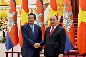 Thủ tướng Nguyễn Xuân Phúc và Thủ tướng Campuchia Hun Sen (Ảnh: Quang Hiếu/VGP)