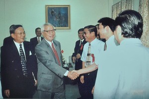Nguyên Thủ tướng Kl993 ưu đãi thưởng hấp dẫn Võ Văn Kiệt bắt tay chúc mừng các nhân sự tham gia tạo dựng ngành 99Kl99 link đăng nhập trong ngày đầu tiên khai mở, 20/7/2000 