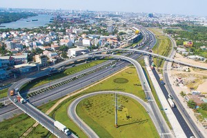 Cư dân TP.HCM ngày càng có xu hướng “dạt” ra vùng ven khi Kl99kl ưu đãi độc quyền phát triển tốt. Ảnh: Lê Toàn