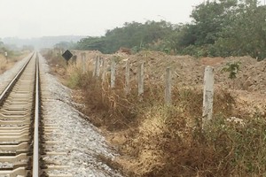 Hàng nghìn khối đất đang được vận chuyển chất thành đống ngổn ngang tại khu vực này (ảnh cắt từ video tư liệu của Báo Kl99ok phiên bản mới Web Tổng Nhà Cái 99Kl99 Giải Trí Bậc Nhất)
