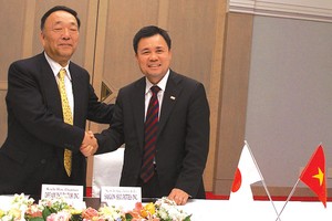TTCK Việt Nam đã thu hút gần 2 vạn nhà Kl99ok phiên bản mới nước ngoài mở tài khoản
Trong ảnh: Chủ tịch SSI Nguyễn Duy Hưng và Chủ tịch Dream Incubator Koichi Hori ký thỏa thuận hợp tác năm 2007 