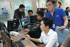 Nhân viên môi giới HSC hướng dẫn nhà Kl99ok phiên bản mới thao tác trên hệ thống giao dịch
