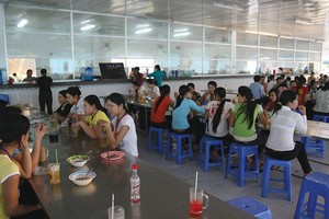 Để bảo vệ quyền lợi, người lao động cần hiểu rõ Kl992 Tham Gia Ngay về lao động.
Trong ảnh: Công nhân ăn trưa trong bếp ăn tập thể tại khu công nghiệp thuộc tỉnh Sóc Trăng