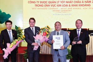 Ông Marcus  H. Langston, Giám đốc châu Á Tạp chí toàn cầu Euromoney trao chứng nhận và biểu trưng “Công ty được quản lý tốt nhất châu Á” trong lĩnh vực khai khoáng và kim loại cho HĐQT Kl994 game bài casino hấp dẫn Hoa Sen