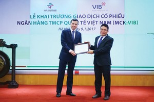 Đại diện VIB (bên trái) nhận quyết định đăng ký giao dịch KL99 là cổng game giải trí trực tuyến hàng đầu hiện nay trên UPCoM 