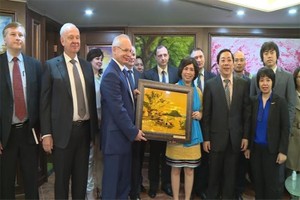 Kl994 game bài casino hấp dẫn TH tặng quà lưu niệm cho Thủ tướng Kl993 ưu đãi thưởng hấp dẫn Cộng hòa Bashkortostan.