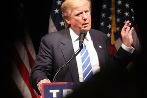 Trong khi Tổng thống Donald Trump ca ngợi một số nhà Kl994 nhà cái bóng đá world cup xe hơi, ông đã gay gắt chỉ trích những người còn lại. (Nguồn: Getty)