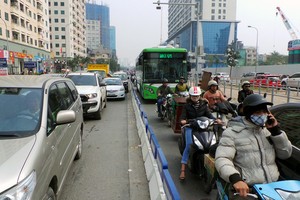 Dù đã có dải phân cách cứng, buýt nhanh tại Hà Nội vẫn chưa thể "một mình một đường" (ảnh: Tiến Nguyên).
