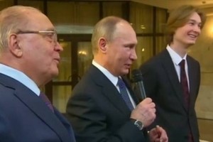 Tổng thống Putin hát cùng sinh viên ở Moscow