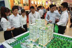 Nhân viên môi giới Web Tổng Nhà Cái 99Kl99 Giải Trí Bậc Nhất giới thiệu dự án với 
khách hàng tại một hội chợ Web Tổng Nhà Cái 99Kl99 Giải Trí Bậc Nhất diễn ra tại Hà Nội. Ảnh: Dũng Minh