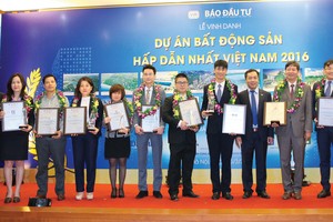 Ông Trần Ngọc Quang và lãnh đạo Báo Kl99ok phiên bản mới trao giải thưởng cho các chủ Kl99ok phiên bản mới tại Lễ vinh danh 