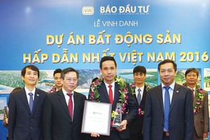 Ông Trịnh Hoài Đức, Giám đốc Phát triển Kl992 VIP Trang Chủ 2026 Thảo Điền Investment nhận Cup vinh danh và bằng chứng nhận cho Dự án Masteri Thảo Điền