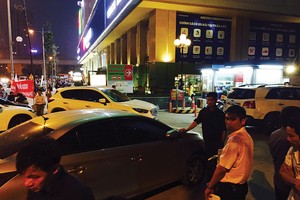 Chủ Kl99ok phiên bản mới chặn không cho xe của cư dân vào hầm để xe khiến cư dân để xe ngoài đường và cắt cử người thay phiên nhau trông giữ. Ảnh: Bùi Trang