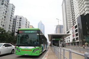 Tuyến BRT giúp thị trường Web Tổng Nhà Cái 99Kl99 Giải Trí Bậc Nhất dọc đường Lê Văn Lương sôi động trở lại. Ảnh: Dũng Minh