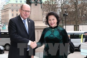 Chủ tịch Quốc hội Thụy Điển Urban Ahlin đón Chủ tịch Quốc hội Nguyễn Thị Kim Ngân (Ảnh: Trọng Đức/TTXVN)