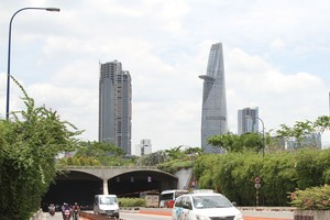 Hầm Thủ Thiêm với chiều dài  1.490 m nằm dưới sông Sài Gòn nối quận 1 về quận 2 vào khu Đông, được đưa vào hoạt động năm 2011, đây hiện là hầm chui sông dài nhất Đông Nam Á 

